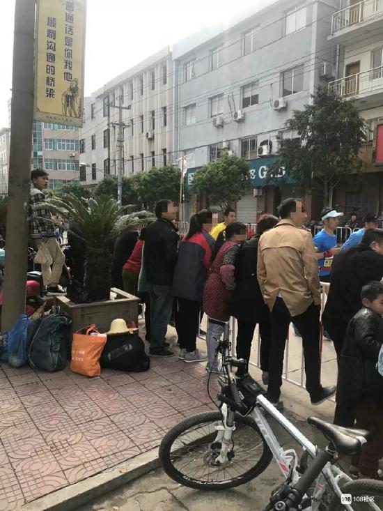 武汉马拉松，这两位小朋友一个击掌，一声加油。