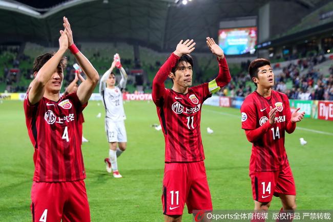 上港众将赛后谢场