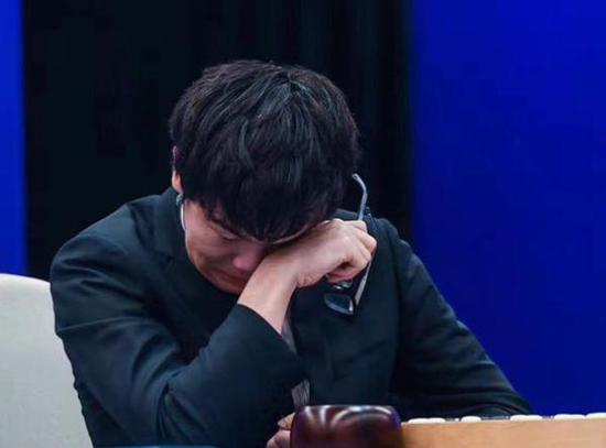 0:3不敌AlphaGo，柯洁现场落泪。