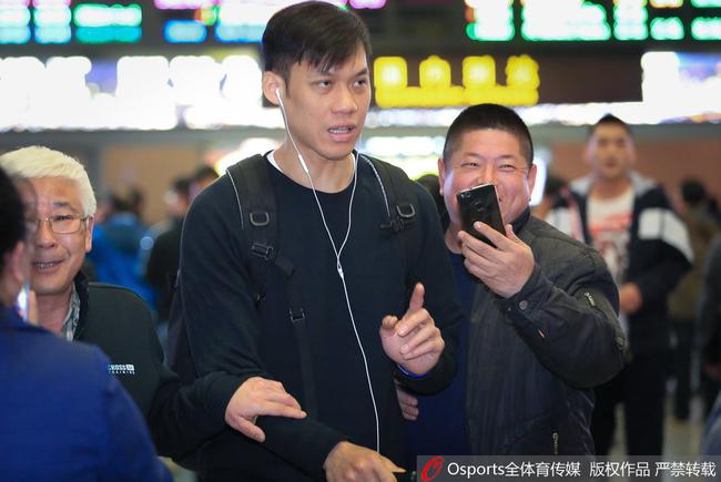 球迷与林志杰合影