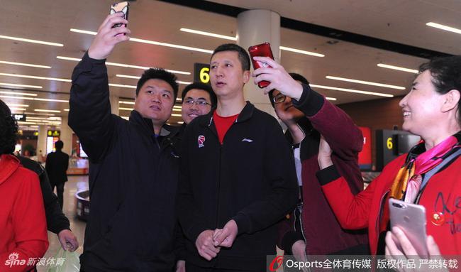 球迷与郭士强合影