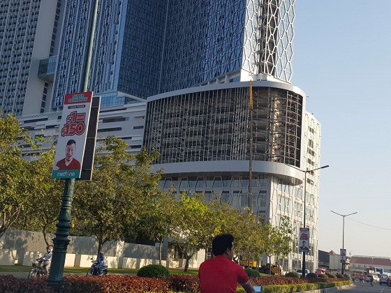 艾比森再下一城，为“东方巴黎”打造最大户外屏！