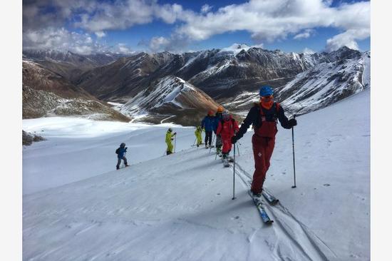 滑雪登山队员在训练中。