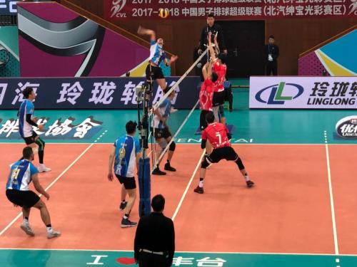 双方本场争议冲突不断。 张一凡 摄