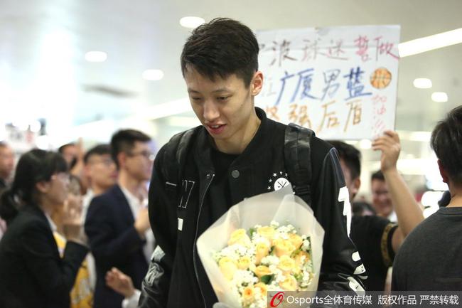 球迷迎接广厦男篮归来