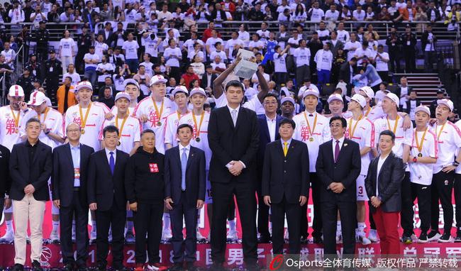 姚明给辽篮颁奖