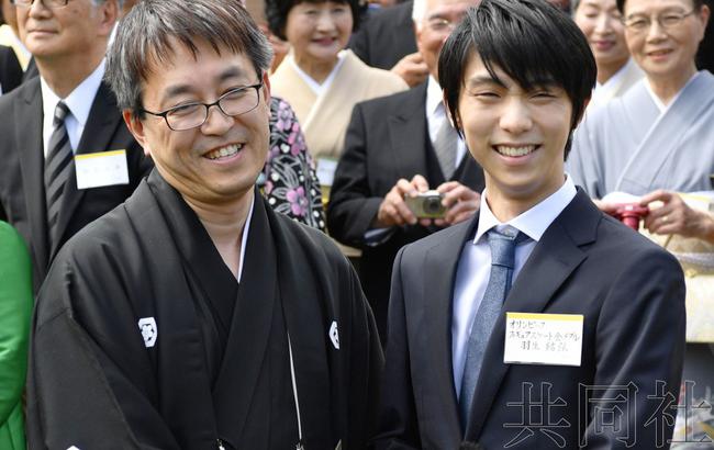 羽生结弦(右)和羽生善治