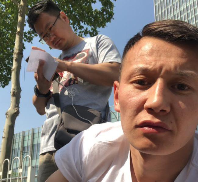 在美国领事馆外焦急等待签证