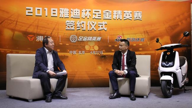 腾提度体育董事总经理潘戈强（右）接受新浪体育采访
