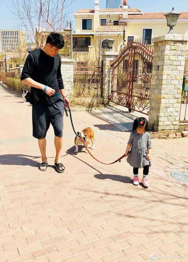 常林与女儿一起遛狗