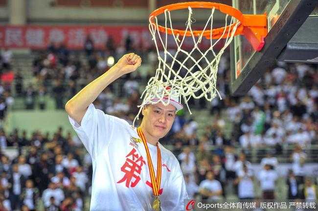 贺天举剪下篮网