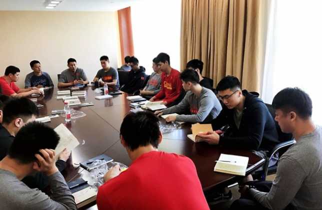 球员们看书