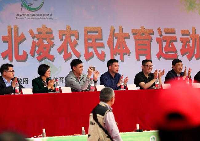 北京冠军仲满用手机拍摄开幕式场景。