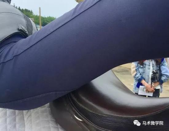 图解：右膝盖靠着鞍子的边缘翻跨马背