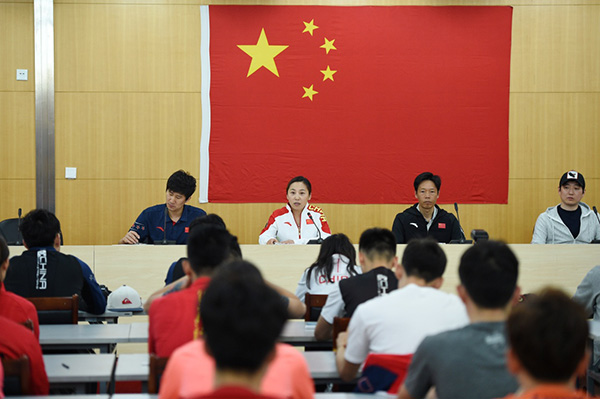 5月11日，中国短道速滑队主教练李琰（左二）在开训仪式上讲话