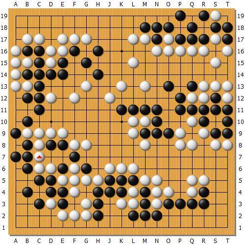 实战进行到这,局面依旧复杂,但黑棋应该已经没有优势了。
