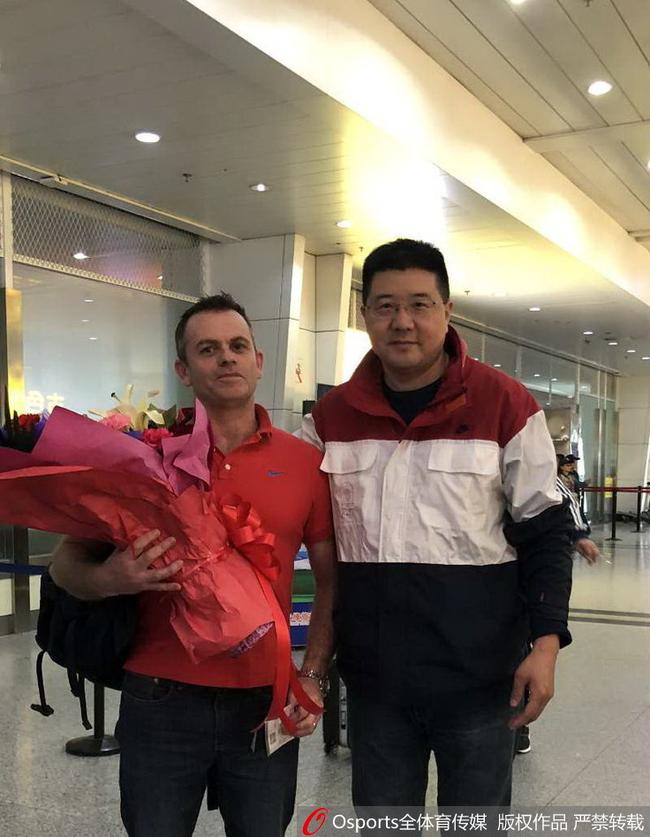 助理教练亚当.罗波兹抵达乌鲁木齐