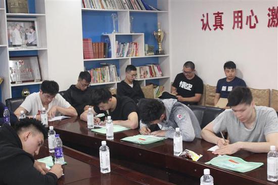 上图，广汇队队员在“爱企感恩”学习教育中