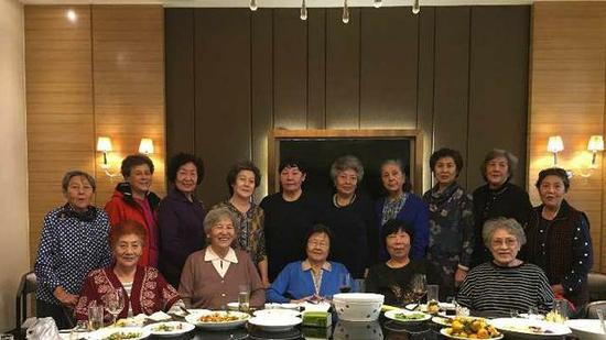 上图，在乌鲁木齐的新疆老女篮队员合影