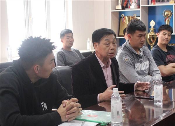 与广汇队队员的面对面