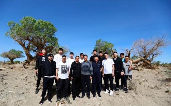 上图，广汇男篮在“爱企感恩”教育中学习胡杨精神
