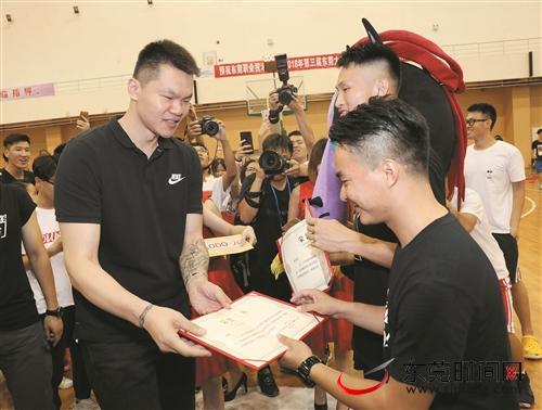 朱芳雨为东职主教练袁勇颁奖