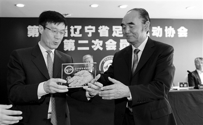 李应发（右）接过名誉奖杯