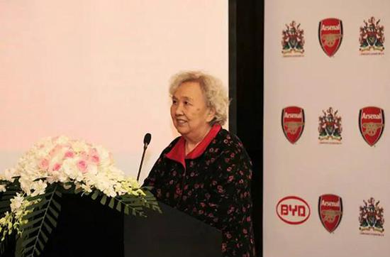 刘奶奶在阿森纳上海主题俱乐部开业现场。