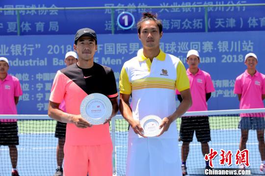 冠军李喆(左)和亚军维夏亚(右)合影留念。李佩珊 摄