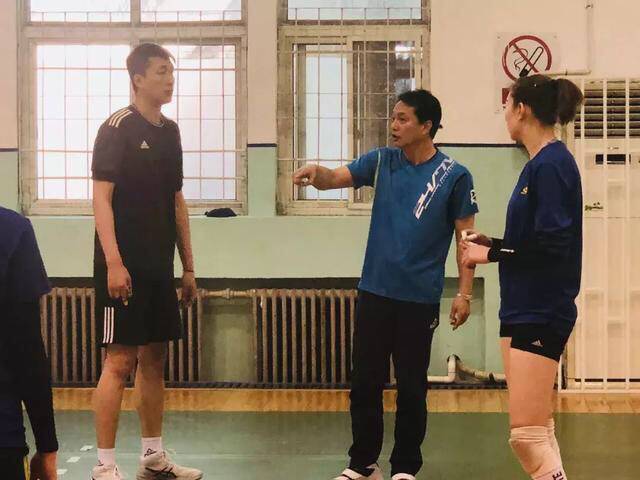 日本教头松田明彦在天津女排队中