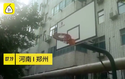 大妈们给篮筐加了盖