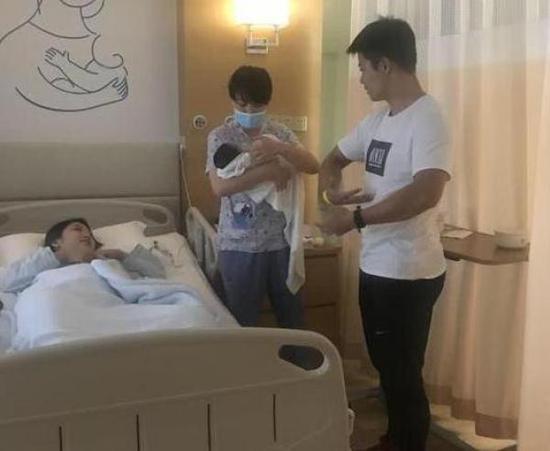 为了比赛,苏炳添在儿子出生后才回到妻儿身边。