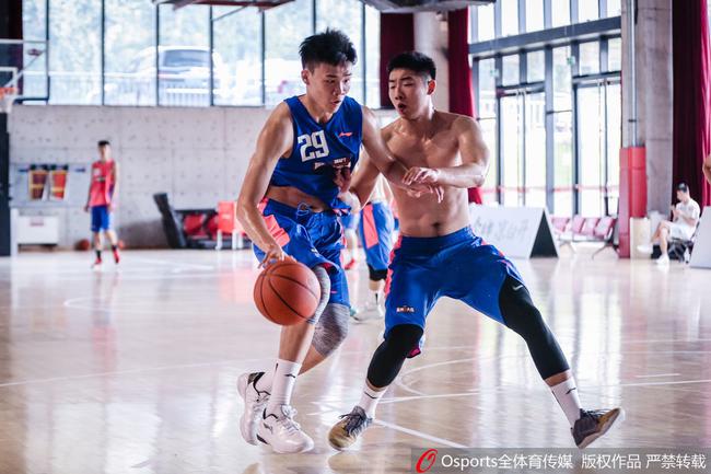 小将王仔路(左)