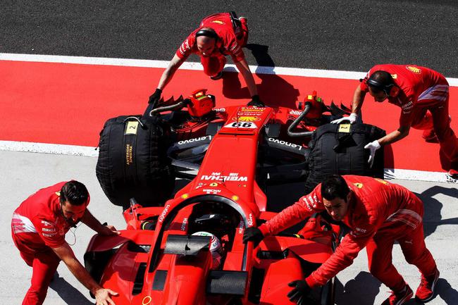 乔维纳奇驾SF71-H赛车跑出1：15.648的非官方赛道记录