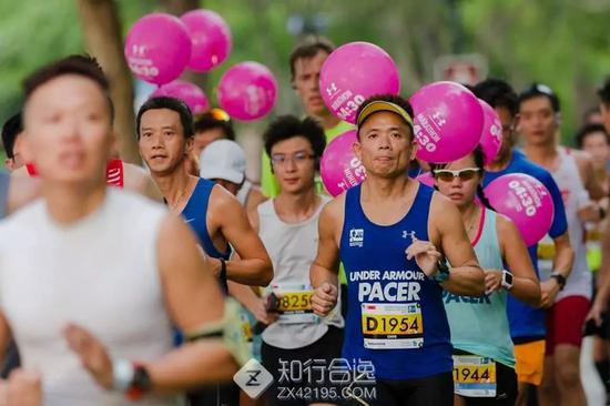 赛道上激情的跑者
