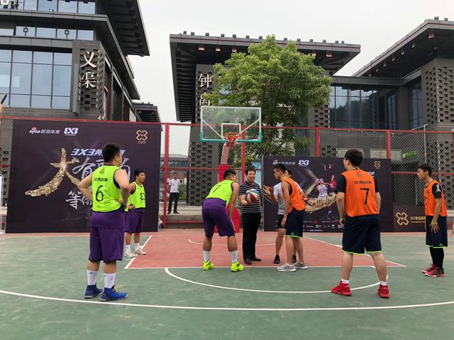 图五：宝鸡市体育局、体育局局长任小康为比赛开球