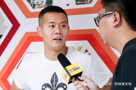 鸣（大佬鸣）：印象中博文已是第二次来参加球迷杯开幕式了，感觉咋样？