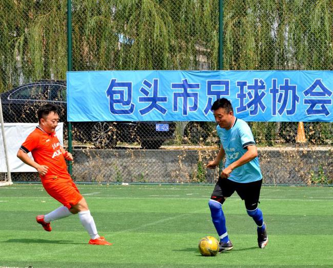 图右蓝色球衣为郝俊峰