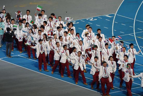 2014年10月4日，第17届亚洲运动会闭幕式在仁川亚运会主体育场举行。图为韩国代表团入场。记者 叶平凡 图