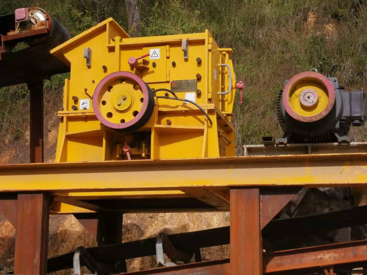 二手98新砂石料生产线设备石料破碎机制砂机批发